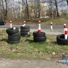 Opony nałożone na słupki