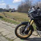 Wypadek drogowy na ulicy Chełmońskiego w Jaworznie. Motocyklista trafił do szpitala