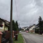 Niebezpieczna infrastruktura na ul. Prostej. Stare, zniszczone słupy elektryczne z...