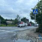 Pracownicy pogotowia gazowego namierzają miejsce uszkodzenia gazociągu oraz będą go...
