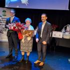 Mieczysława Proksa odebrała tytuł Wolontariusza Roku z rąk  wiceprezydenta miasta...