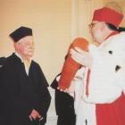 Jerzy Giedroyć i wręczający mu dyplom doctora honoris causa JM Rektor Uniwersytetu w...