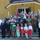 Na schodach  kościoła 