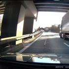 Metalowa rynna wystaje na S1. Fot. Facebook Stop Cham