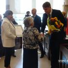 Przekazanie dyplomu honorowego żonie i córce Władysława Winiarczyka