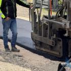 Kładą asfalt na ul. Zalipie