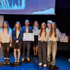 Przedstawicielki Szkolnej Rady  Wolontariatu ZSP nr 1 odbierają nagrodę  