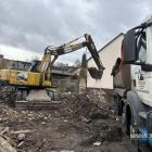 Prywatny firma sprząta i wywozi gruz po pustostanie w Szczakowej