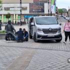Naprawiają złamaną nogę drwala na rynku