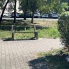 Zniszczone ławki w centrum dzielnicy Szczakowej