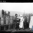 Rok. 1924. Pasterz Dudzik z żoną i dwójką dzieci. Mężczyzna trzyma na rękach, w...