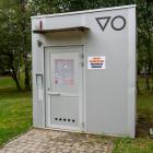 Zdewastowana toaleta w parku Podłęże