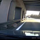 Metalowa rynna wystaje na S1. Fot. Facebook Stop Cham