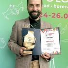 Marcin Zaczyk ze statuetką i dyplomem nagrody Kelner Roku 2025 województwa śląskiego 