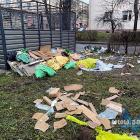 Zaśmiecona wiata przy ul. Morcinka. Fot: MZNK