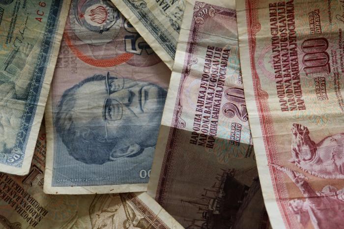 Czym się różni pieniądz towarowy od pieniądza bankowego