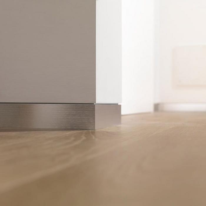 Minimalistyczne listwy przypodłogowe i łatwy montaż nie zawsze idą w parze
