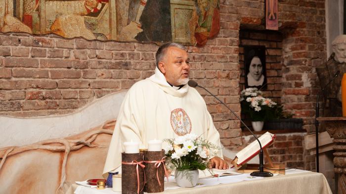 Ksiądz Mirosław Tosza w Oratorium we Wspólnocie Betlejem. Fot. Patrycja Koprzak