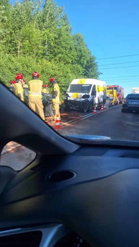 Zasnęła za kierownicą i czołowo uderzyła w kuriera
