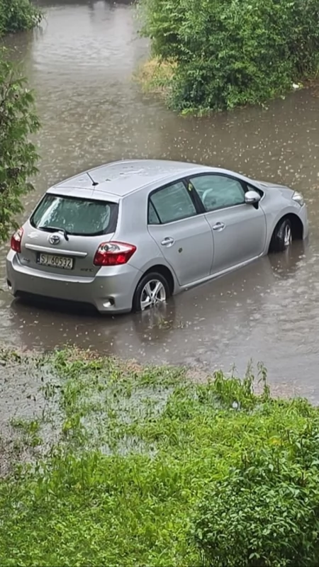 Zalane ulice w Jaworznie. Mieszkańcy nie mogą wsiąść do samochodów