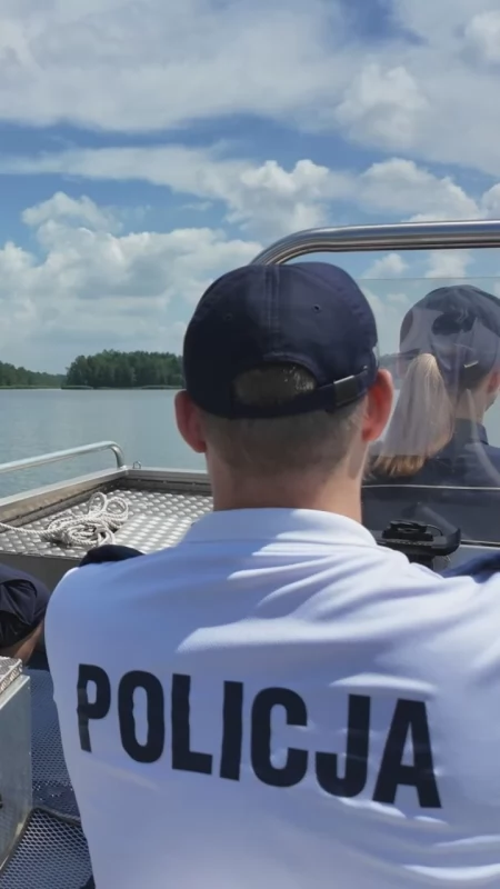 Policyjne patrole nad Zalewem Sosina w Jaworznie. Szczególnie pilnują miejsc objętych zakazem kąpieli