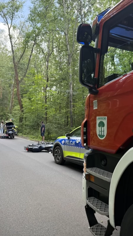 Wypadek na ul. Jesiennej w Jaworznie. Ranny motocyklista zabrany śmigłowcem LPR