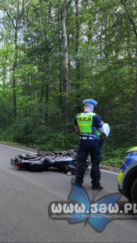 Poważny wypadek na ulicy Jesiennej. 52-letni motocyklista ciężko ranny