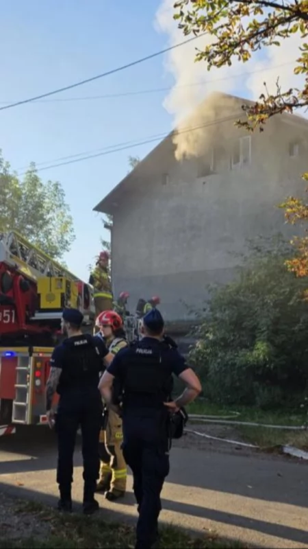 Pożar pustostanu w Szczakowej. Z ogniem walczyło pięć zastępów straży pożarnej