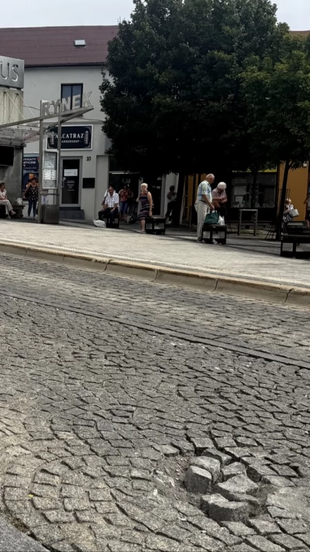 Kostka rozlatuje się i stwarza zagrożenie. Ul. Mickiewicza od.Nowa 