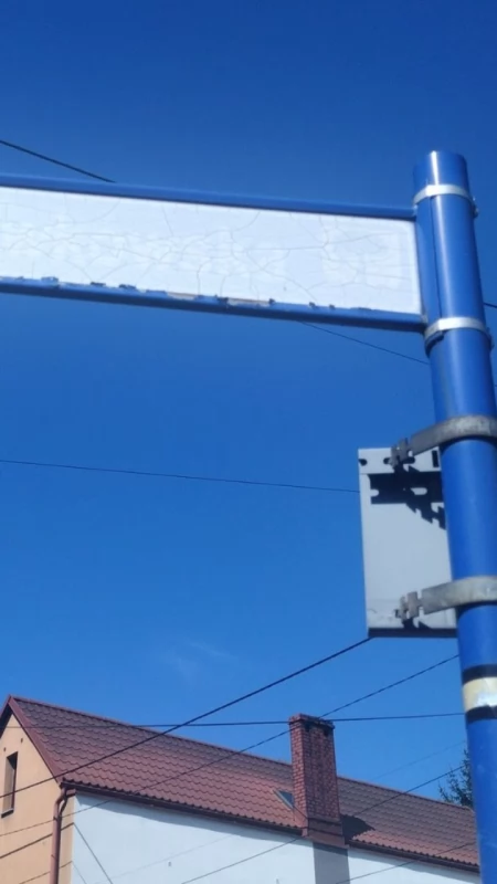 Z jednej czytelne, ale z drugiej wyblakłe