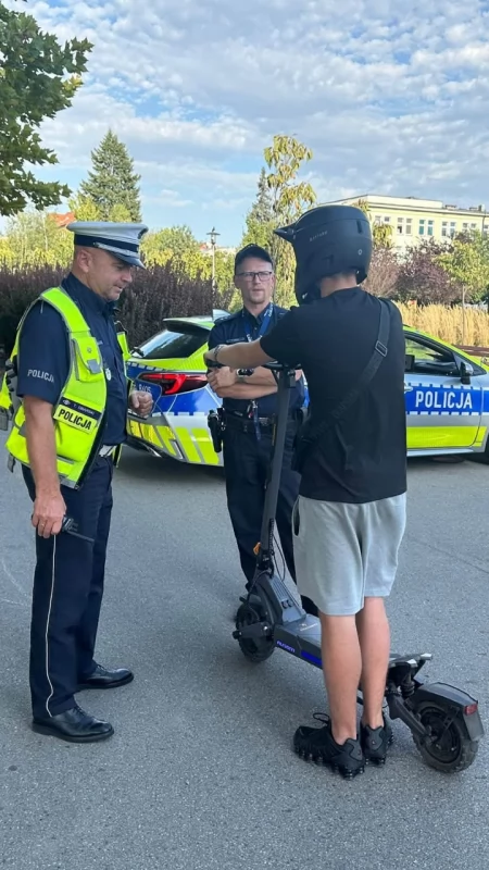 Policja reaguje na telefony o szybkiej jeździe na hulajnogach