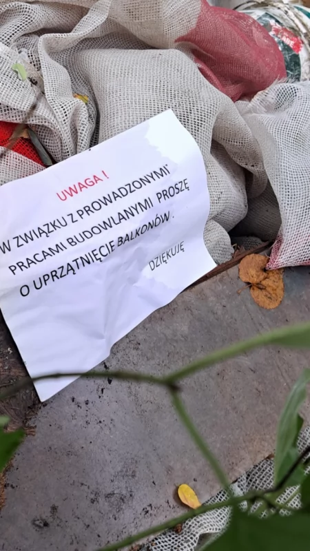 Dzikie wysypisko na Borach. Wiadra i siatki porzucone blisko drogi. Kto wyrzucił śmieci po robotach remontowych?
