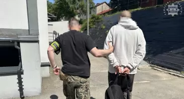Podpalał drzwi sąsiadom i stosował groźby karalne. Znów trafił do policyjnej celi