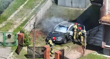 Pożar samochodu na Dąbrowie Narodowej. Gęsty dym nad okolicą