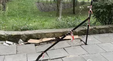 Niebezpieczna prowizorka. Zamiast naprawić chodnik, zabezpieczyli go ostrymi elementami