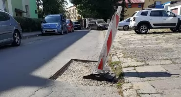 Wycieli dziurę w asfalcie i zostawili. Kierowcy mają utrudniony przejazd
