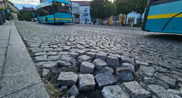 Niebezpieczna ulica Mickiewicza. Kostka odpada, studzienki się zapadają. Fuszerka za fuszerką
