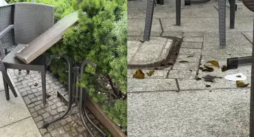 Zdewastowany ogródek restauracji na rynku. Dookoła rozbite butelki po alkoholu