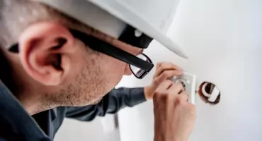 Dlaczego warto wybrać profesjonalnego elektryka? Kluczowe zalety fachowego wykonania instalacji elektrycznej