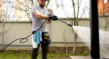 Myjka ciśnieniowa jako uniwersalne narzędzie do sprzątania – gdzie się sprawdzi?