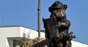 Nowa rzeźba na osiedlu Skałka – chomik „Budowlaniec”