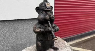 Chomik strażak. Nowa figurka chomika europejskiego w Jaworznie 