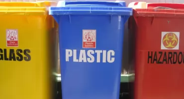 Czerwone pojemniki na odpady – nowy element systemu selektywnej zbiórki