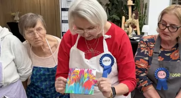 Pouring na szkle - artystyczne warsztaty dla seniorów