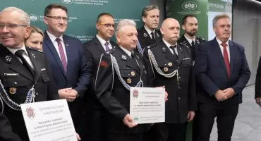 Strażacy z województwa śląskiego z nowym sprzętem w ramach programu Bezpieczny Strażak