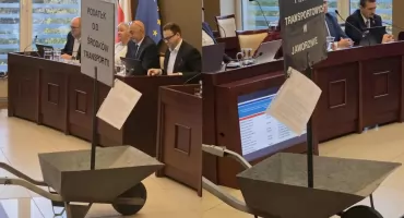 Taczka wjechała na sesję Rady Miejskiej