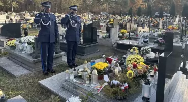 Policjanci uczcili pamięć bohaterów. Odwiedzili miejsca pamięci i groby poległych