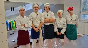 Szkolny konkurs kulinarny. Dania z naleśnikiem w roli głównej