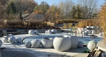 Remont Wodnego Placu Zabaw. Trwa montaż betonowych donic