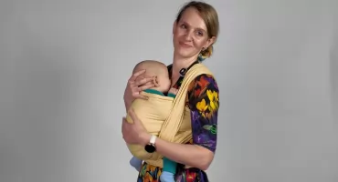 Blisko, ale nie na rękach. Chustonoszenie to dawna tradycja, która znów podbija serca rodziców